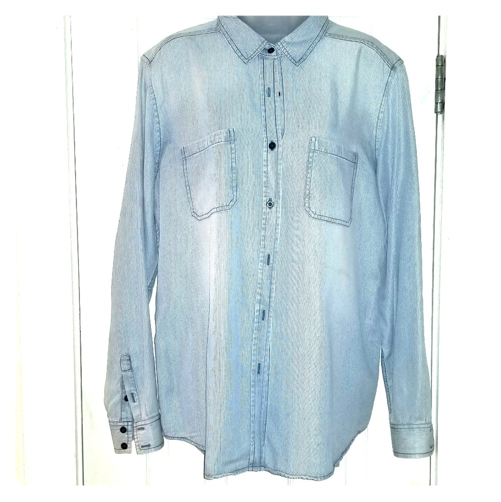 Mossimo women's boyfriend fit button down shirt.